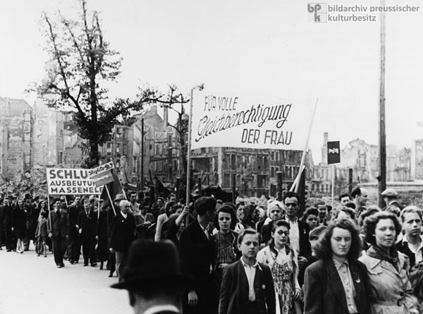 Frauen während der Mai-Kundgebung in Berlin (1. Mai 1946)
